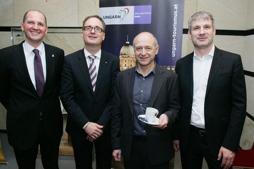 http://www.apa-fotoservice.at/galerie/6721 Im
Bild v. l. n. r.: Balázs Kovacs, Direktor, Ungarisches Tourismusamt
Wien; Csaba Káel, Generaldirektor, Palast der Künste Budapest; Iván
Fischer, Musikdirektor des Budapest Festival Orchestra; Stefan
Englert, Geschäftsführender Direktor des Budapest Festival
Orchestra; Wien