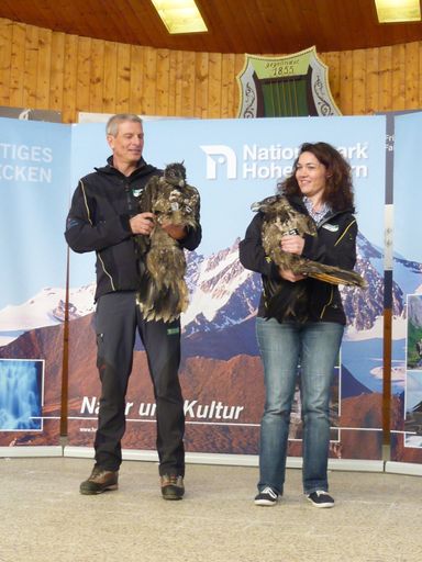  Die beiden Jungvögel mit Landeshauptmann Stellvertreterin und
Naturschutz-Landesrätin von Tirol, Ingrid Felipe und Nationalpark
Ranger Andreas Rofner.