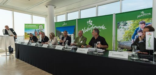 Blick auf das Podium mit dem TeilnehmerInnen der
Naturfreunde-Enquete „Forststraßen für RadfahrerInnen öffnen!“ am
29. Mai 2015
