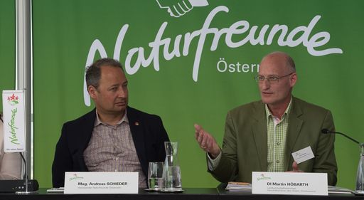 Vorschau Bild von Mag. Andreas Schieder, Vorsitzender der
Naturfreunde Österreich, forderte neue, klare gesetzliche Regelungen
für BikerInnen auf Forststraßen, die in ganz Österreich gelten
sollen; DI Martin Höbarth, Landwirtschaftskammer Österreich, konnte
dem nichts abgewinnen.