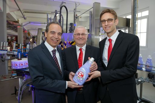 v.l. Günter Thumser, Präsident Henkel CEE, Alfred Smyrek,
Werksleiter Wien, Mattias Thraen, Production Steering CEE