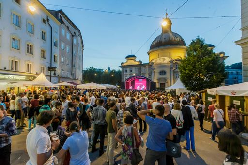 Das Altstadtfest Kaiviertel lockt am 5. und 6. Juni 2015 wieder
zahlreiche MusikliebhaberInnen in die Salzburger Altstadt.
