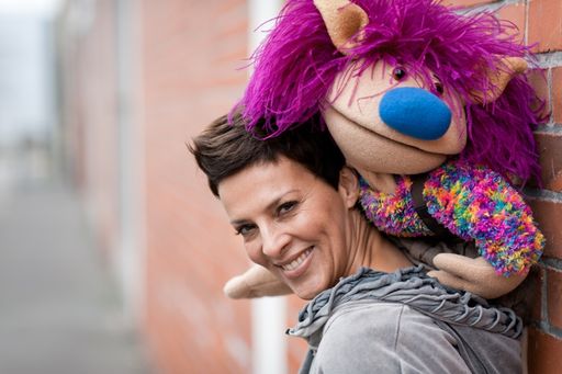 Vorschau Bild von Die kleinen FestbesucherInnen dürfen sich auf ein Kinderbuchkino
mit der Schauspielerin Sabine Petzl freuen.