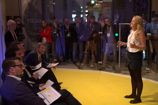 Vorschau Bild von Bianca Gfrei, CEO und Co-Founder von kiweno beim
Pitchen am Pioneers Festival 2015 vor der Jury der Post Startup
Challenge.