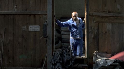 Vorschau Bild von Mit seinem Dokumentarfilm über nigerianische Autohändler erhält
Sebastian Brameshuber den höchstdotierten Wiener Kurzfilmpreis in
der Kategorie Österreich Wettbewerb.