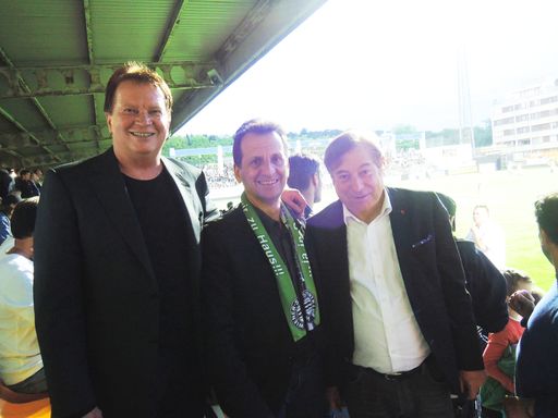 Sportklub-Präsident Manfred Tromayer (links) mit
dem Wiener Sportstadtrat Christian Oxonitsch (Mitte) und
Landtagsabgeordnetem Kurt Stürzenbecher (rechts)
