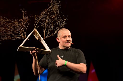  Neurotechniker Dr Reinhold Scherer demonstriert
beim Science Slam ein anschauliches Gehirnzellen-Modell.