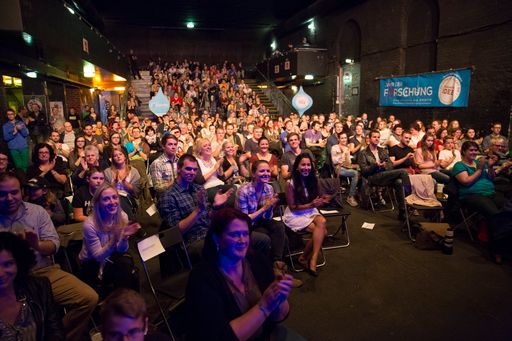 Vorschau Bild von Das begeisterte Publikum in er Arena Wien fungierte
zum Abschluss des Abends als Jury und kürte Reinhold Scherer zum
"Science Slam Staatsmeister".