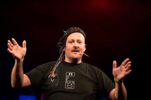Vorschau Bild von Neurotechniker Dr Reinhold Scherer demonstriert
beim Science Slam humorvoll, wie die Gehirnzellen elektrisch
stimuliert werden.