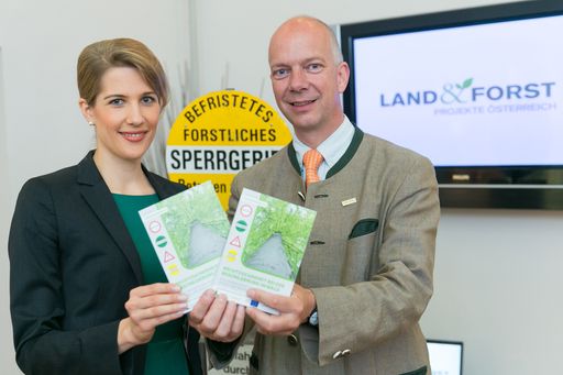 http://www.apa-fotoservice.at/galerie/6740 Im Bild
v.l.n.r.: Mag. Stefanie Wieser, Juristin der Land&Forst Betriebe
Österreich, Autorin; DI Felix Montecuccoli, Präsident der Land&Forst
Betriebe Österreich.