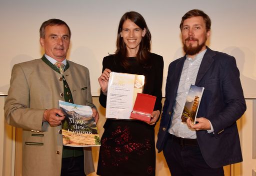 Vertreter von Österreichs Wanderdörfern, der TAO
Beratungs- und Management GmbH und TAO Software Graz freuen sich
über den Signum Laudis in Silber.