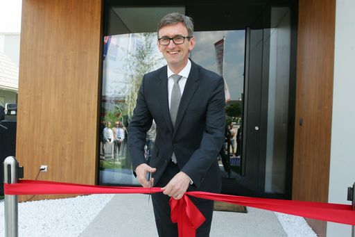  http://www.apa-fotoservice.at/galerie/6713 Im Bild:
Marko Lukić bei der feierlichen Eröffnung des Lumar
BlackLine-Musterhauses in der "Blauen Lagune" bei Wien