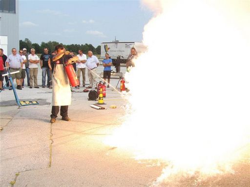  Auch der richtige Umgang mit dem Feuerlöscher muss
geübt werden