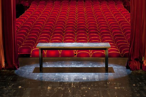  Der Protagonist – ein Tisch aus dem 56 Jahre alten
Bühnenboden des Wiener Burgtheaters. Bühnenschätze von Ulrike
Nachbargauer.