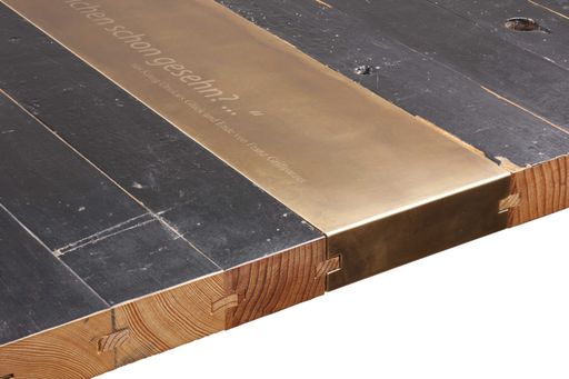 Vorschau Bild von Tischdetail des Protagonisten, ein Tisch aus den
Brettern des Wiener Burgtheaters. Möbeldesign von Ulrike
Nachbargauer.