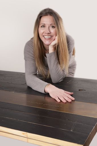 Vorschau Bild von Ulrike Nachbargauer, Innenarchitektin, abgebildet
mit dem Protagonist. Verarbeitet Bühnenschätze aus dem Burgtheater
zu Möbel und in ihre Innenarchitektur.