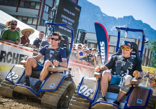 Vorschau Bild von Mark Webber und Robbie Maddison haben sichtlich
jede Menge Spaß bei der spontenen "Ziesel"-Challenge am Erzbergrodeo
2015