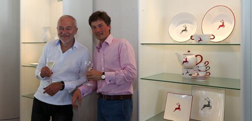 http://www.apa-fotoservice.at/galerie/6758 im Bild
v.l. Vorstandvorsitzender des europäischen Verband Livestyle Stephan
Koziol und Geschäftsführer der Gmundner Keramik Manufaktur Jakob von
Wolff während der Veranstaltung \"Das Zentrum der europäischen
Lifestylebranche trifft sich in Gmunden\" am 7. Juni 2015, in der
GMUNDNER KERAMIK MANUFAKTUR GMBH in Gmunden.