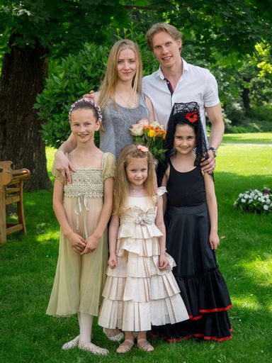 Vorschau Bild von Kirill Kourlaev und Olga Esina mit Kindern nach dem
Auftritt Elitelyzeum.