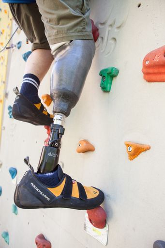 Vorschau Bild von Anwender mit fühlender Prothese beim Klettern