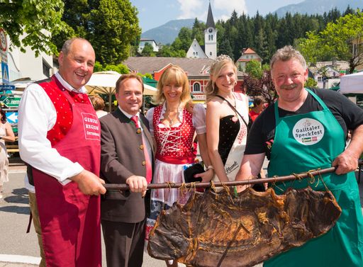 (v.l.n.r.) Albert Jank (Obmann GenussRegion Gailtaler Speck),
Siegfried Ronacher und Gattin (Bürgermeister Hermagor), Lina Pichler
(Kärntner Käseprinzessin), Johann Schludre (Obmann Dtv Gailtaler
Speck)
