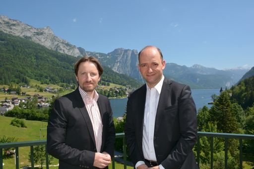  "Kleine Zeitung"-Redakteur Ernst Sittinger (li.)
und Politikberater Thomas Hofer diskutierten zur aktuellen Situation
in der Innenpolitik.
