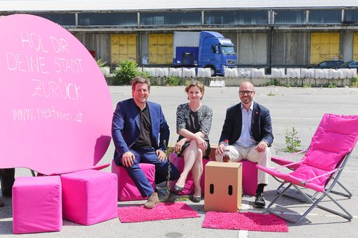 http://www.apa-fotoservice.at/galerie/6764 Im Bild
von links nach rechts: Julian Petrin Nexthamburg, Beate
Meinl-Reisinger NEOS Spitzenkanditatin und Josef Lentsch NEOS Lab.