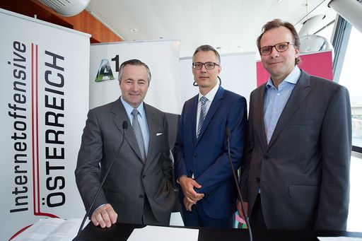 http://www.apa-fotoservice.at/galerie/6720 Im Bild
v.l.n.r. Hannes Ametsreiter, CEO der A1, Jan Trionow, CEO von Drei
und Andreas Bierwirth, CEO der T-Mobile