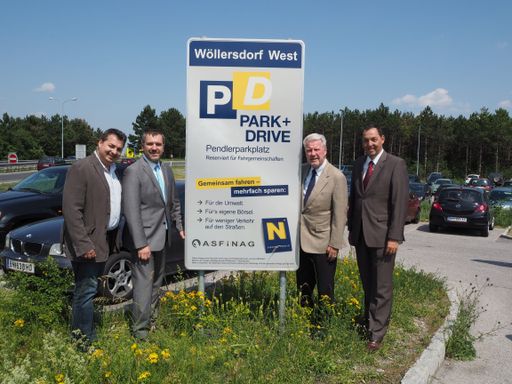 Vlnr.: Ing. Glöckler, BGM Wöllersdorf; DI Honeger,
Abteilungsleiter ASFINAG; Mag. Schneeberger, i Vetr. LH Dr. Pröll;
DI Decker, NÖ Straßenbaudirektor