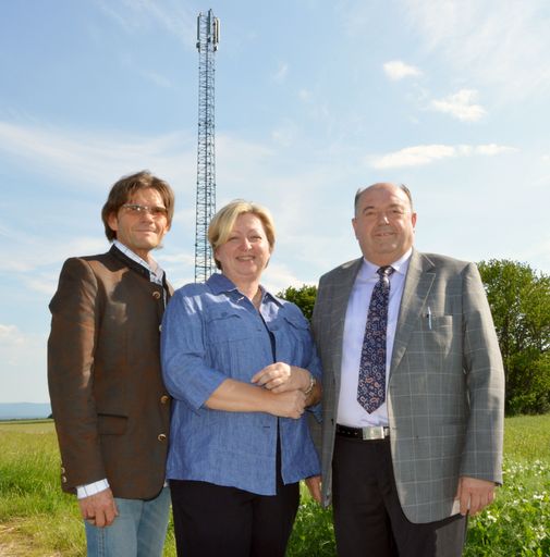 BILDTEXT: v.l.: Ortsvorsteher Paul Renner,
FMK-Geschäftsführerin Margit Kropik und Bürgermeister Rudolf Pfneisl
vor der neuen Mobilfunkstation.