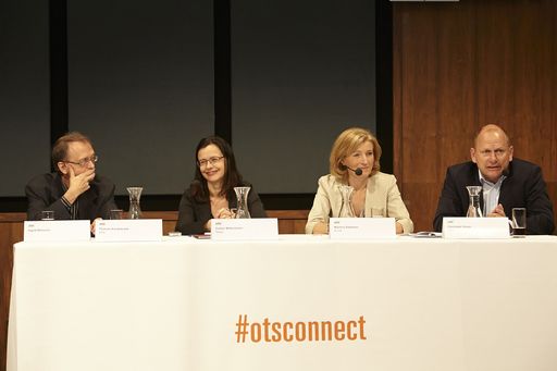  http://www.apa-fotoservice.at/galerie/6779/
Wirtschaftsjournalistinnen und -journalisten beim
APA-OTSconnect-Branchenfrühstück zum Thema "Wirtschaft(s)komplex –
Neue Anforderungen an Journalismus und Kommunikation“ im
Radiokulturhaus.