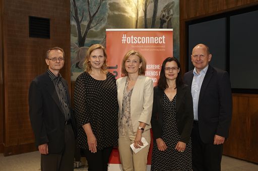 Vorschau Bild von Wirtschaftsjournalistinnen und -journalisten beim
APA-OTSconnect-Branchenfrühstück zum Thema “Wirtschaft(s)komplex –
Neue Anforderungen an Journalismus und Kommunikation“ im
Radiokulturhaus.