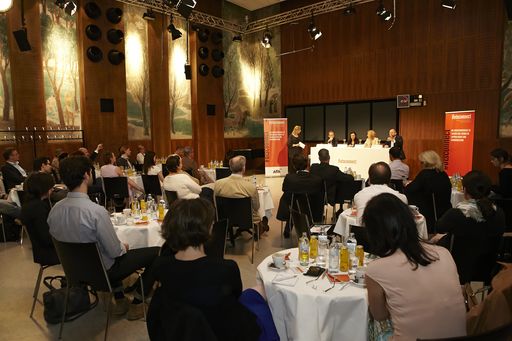 Vorschau Bild von Wirtschaftsjournalistinnen und -journalisten beim
APA-OTSconnect-Branchenfrühstück zum Thema “Wirtschaft(s)komplex –
Neue Anforderungen an Journalismus und Kommunikation“ im
Radiokulturhaus.