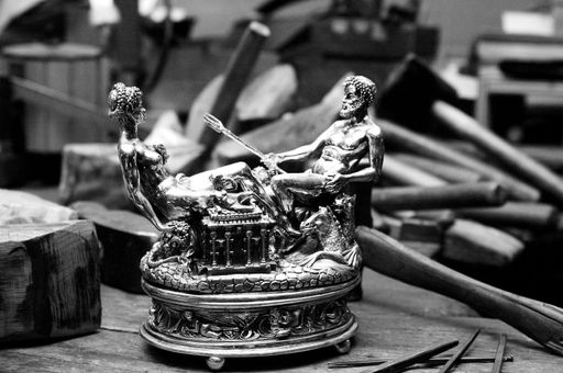 Handgearbeitete Kunstwerke von renommierten
Traditionswerkstätten wie die Saliera von der Wiener Silberschmiede
Jarosinski & Vaugoin.