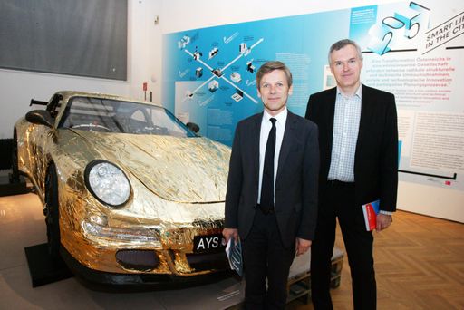 http://www.apa-fotoservice.at/galerie/6759 Im Bild
v.l.n.r.: Josef Ostermayer (Bundesminister für Kunst und Kultur,
Verfassung und Medien) und Christoph Thun-Hohenstein (Direktor, MAK,
Initiator und Leiter der VIENNA BIENNALE)