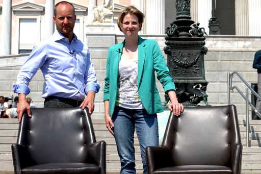 Matthias Strolz und Beate Meinl-Reisinger vor dem
Parlament