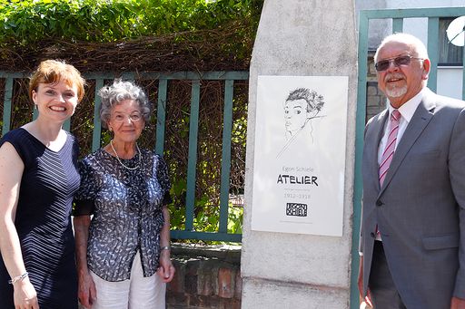 http://www.apa-fotoservice.at/galerie/6793 v.l.n.r.
Mag.a Silke Kobald, Bezirsvorsteherin Hietzing, Dr. Elisabeth
Leopold, Vorstandsmitglied der Leopold Museum-Privatstiftung, Dkfm.
Hans Raumauf, Präsident Freunde des Leopold Museum
