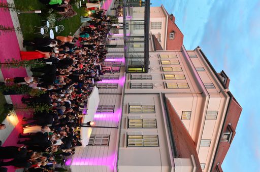 Vorschau Bild von Flanieren auf der Promenade: 1.400 Gäste beehrten den ersten
Campus-Ball Krems