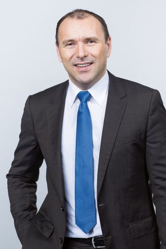 Der profilierte Medienmanager Peter Kropsch (49)
wird im September 2016 zur Deutschen Presse-Agentur (dpa) wechseln
und dort im Januar 2017 den Vorsitz der Geschäftsführung übernehmen.