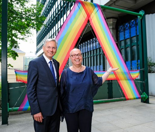 Bundesminister Alois Stöger (l.) und
Gesundheitsministerin Sabine Oberhauser hissen die Regenbogenfahne
als Zeichen für Vielfalt und Toleranz.