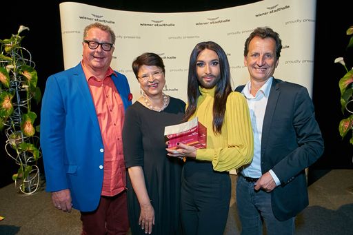  Conchita erhält als erste Preisträgerin den
Anerkennungspreis "Wiener Stadthallen Flügel"