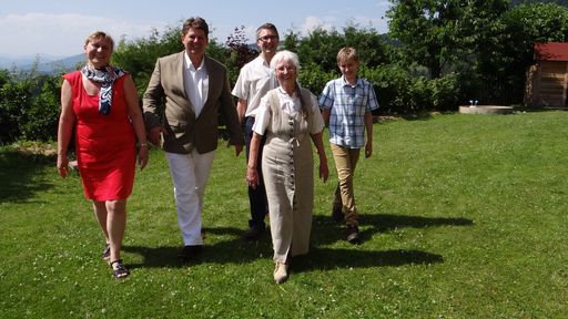  Familie Tessmann bei den Feierlichkeiten zu 30 Jahre Biolandhaus
Arche - es kamen viele Weggefährten, Gäste, Seminarleiter,
Einheimische zum Gratulieren