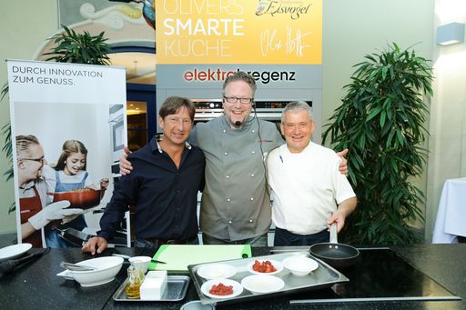  http://www.apa-fotoservice.at/galerie/6791/
v.l.n.r.: Peter Petritsch (Besitzer Stadtgasthaus Eisvogel), Oliver
Hoffinger (PULS 4-Küchenchef), Toni Schrei (Küchenchef Stadtgasthaus
Eisvogel)