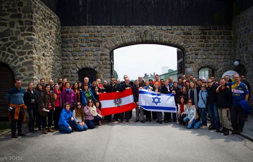  israelische und österreichische Gruppe von Treffpunkt Philosophie
- Neue Akropolis vor dem Eingang zum Lager Mauthausen
