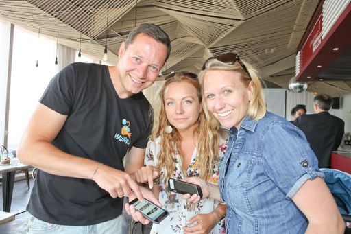 Vorschau Bild von Christian Kaufmann & Georg Hertner/GFs von Malooku
mit Markenbotschafter Comedian Alex Kristan bei der App-Präsentation
in der Strandbar Herrmann