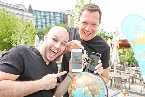 Vorschau Bild von Comedien Alex Kristan mit prominenten Besucherinnen
der PK: Sängerin NIDDL und ORF-Sportmoderatorin Daniela Soykan in
der Strandbar Herrmann