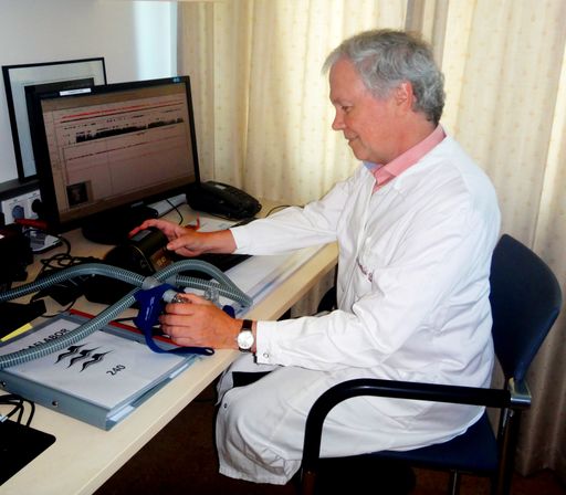Dr. Heimo Liendl, Lungenfacharzt und Leiter des
akkreditierten Schlaflabors der Privatklinik Graz-Ragnitz bei einer
Datenauswertung.