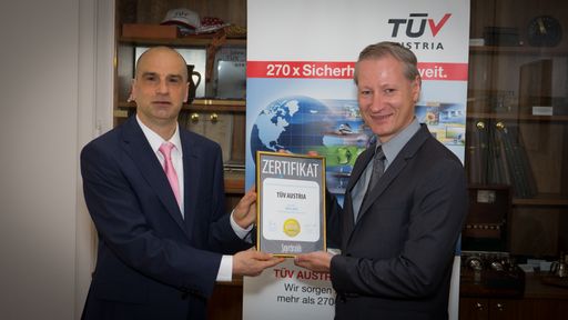 Von links nach rechts: Dr. Jürgen Molner, Country
Brand Manager Superbrands Austria, überreicht TÜV AUSTRIA CEO Dr.
Stefan Haas das Super Brands 2015-2016 Zertifikat