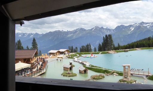  Der neue Erlebnispark Hög in der
Familiendestination Serfaus, Fiss, Ladis in Tirol wurde vom
Schweizer Kreativbüro Erlebnisplan konsequent geplant und umgesetzt.
Nach 2 Jahren Bauzeit öffnete der Park nun am 13. Juni 2015 seine
Pforten zu mehr als 20 Attraktionen und Inszenierungen rund um das
Thema Almkultur.
