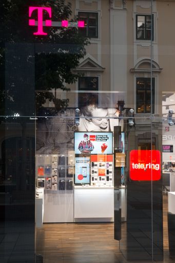 Ein Shop, zwei Marken: tele.ring in T-Mobile-Shops.
Ab 1. Oktober 2015 österreichweit Co-Branded-Shops mit beiden
Marken. T-Mobile-Shop: Kärntner Straße 32, 1010 Wien.